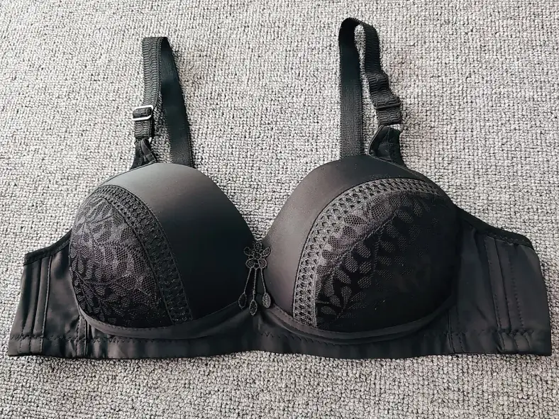 adjustable straps on the black plus size lace push-up bra