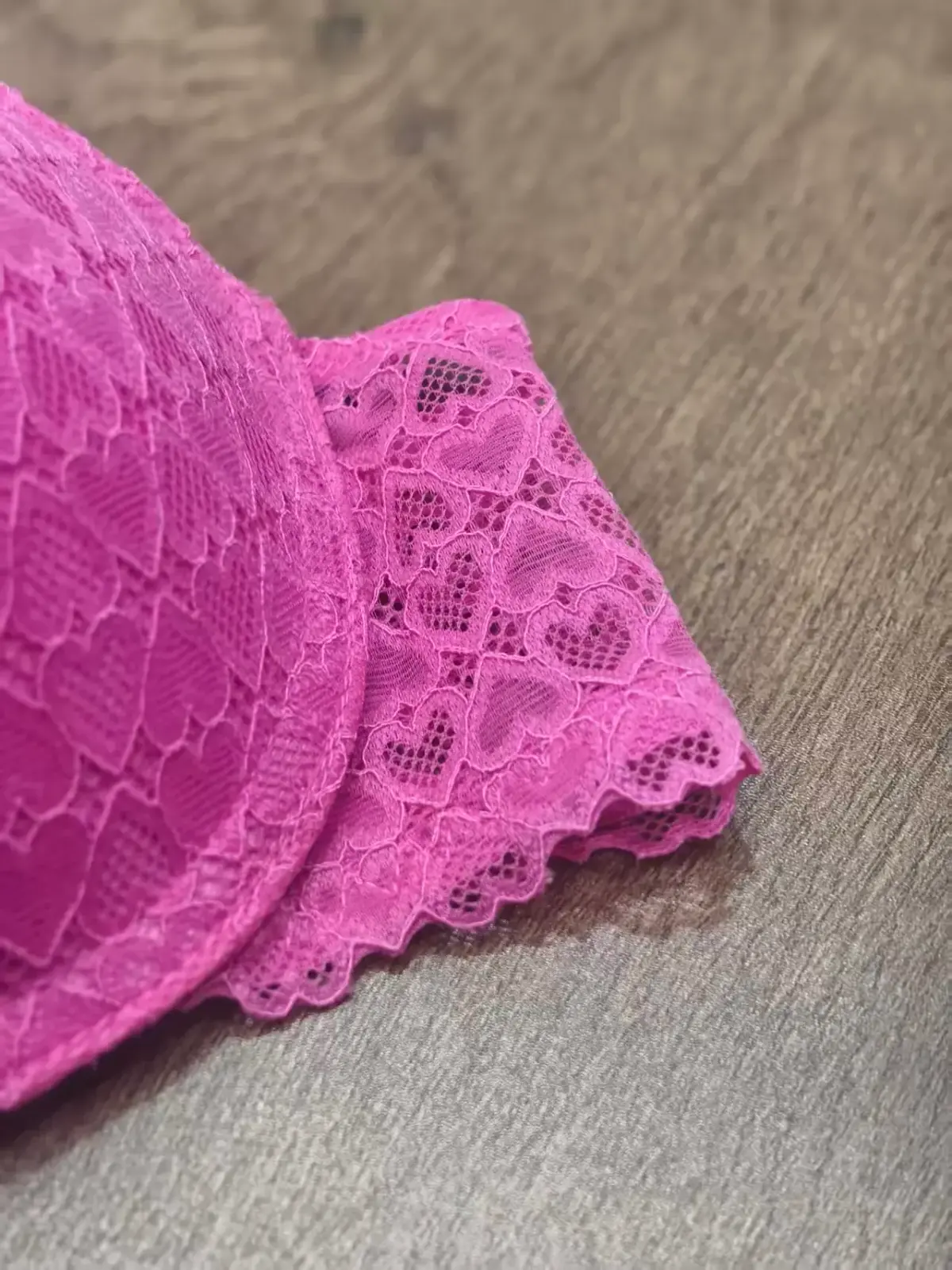 scalloped heart lace edge on the push-up bra