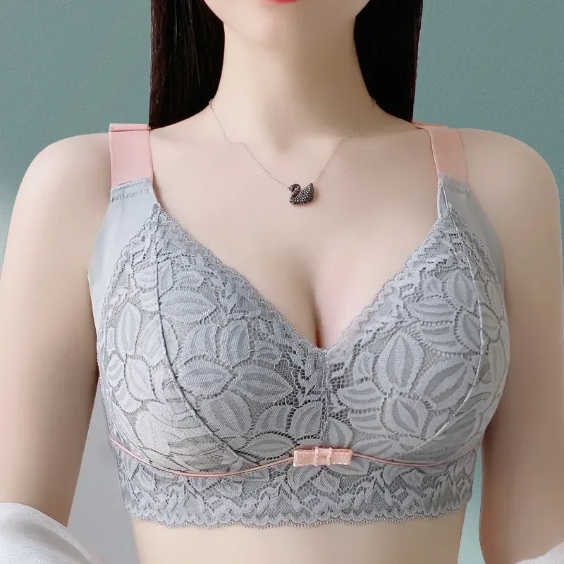 full cup fit of the floral lace wireless bra