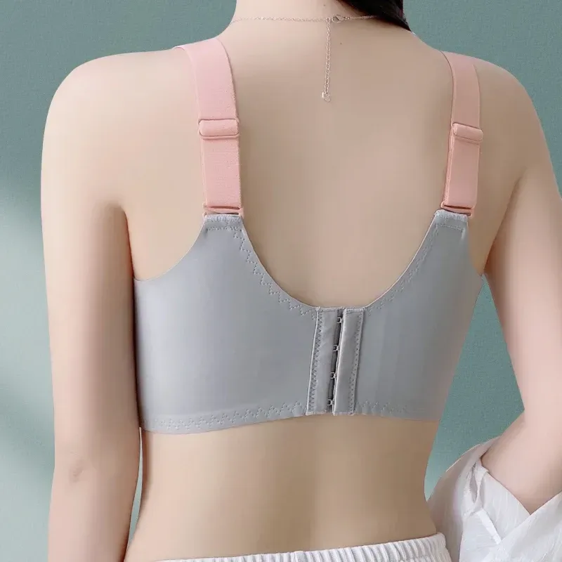 smooth back and hook closure of the floral lace wireless bra